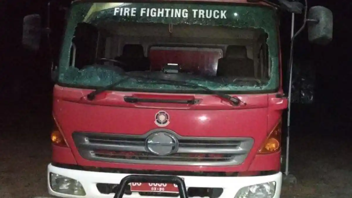 Saat Hendak Padamkan Kebakaran Lahan, Kaca Mobil Damkar di Muratara Pecah Dilempari Batu