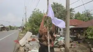 Bendera-putih-berkibar-di-sejumlah-daerah-di-pinggiran-jalan-lintas-nasional-Banda-Aceh-Medan.jpg