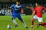 Ahmad Jupriyanto Rebut Bola Agus Indra