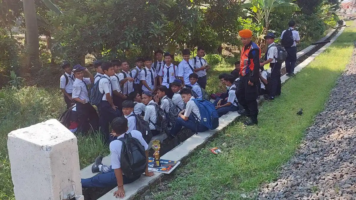 Selain Ancam Nyawa, Ternyata Ngabuburit di Area Rel Kereta Api Bisa Dipenjara