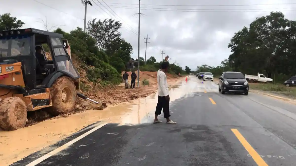 Besok Presiden Jokowi ke Bintan, Jalan Rusak Diperbaiki hingga Pemprov Pasang Spanduk