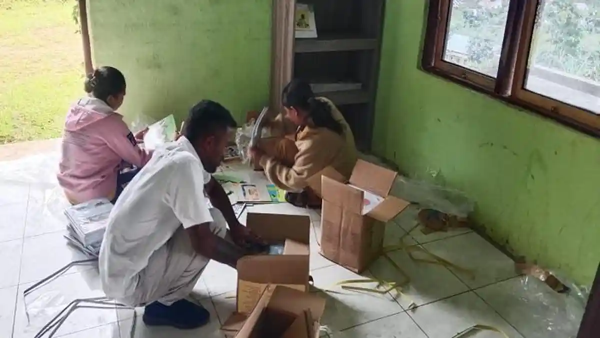 Warga Desa Nuamuri Barat di Ende Terima 1.000 Buku Bacaan dari Perpustakaan Nasional