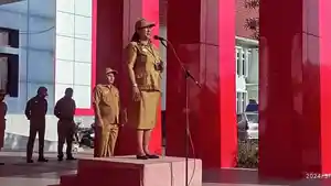 Penjabat-Sekda-Sikka-Femmy-Bapa-saat-apel-kekuatan-di-Kantor-Bupati-Sikka.jpg