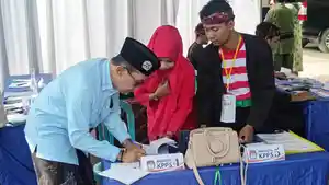 Calon-Bupati-Pamekasan-Kholilurrahman-saat-nyoblos-di-TPS-Panempan-Tlanakan.jpg