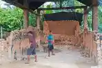 MATI-SURI-Suyono-pemilik-tobong-batu-bata.jpg