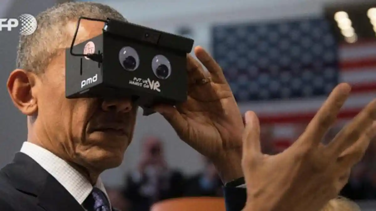 Reaksi Barack Obama saat Gunakan Kacamata Virtual Reality