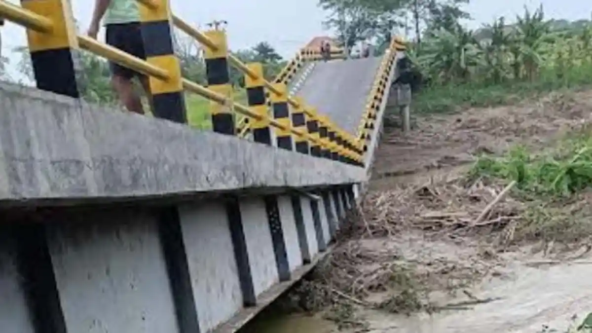 Warga Gresik Kaget, Jembatan Kokoh di atas Kali Lamong Mendadak Patah; Pondasi Tengah Ambles 1 Meter - jembatan-di-atas-kali-lamong-gresik-patah-2.jpg