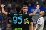 alessandro-bastoni-dan-edin-dzeko-merayakan-gol-ke-gawang-bologna-dalam-laga-lanjutan-liga-italia.jpg