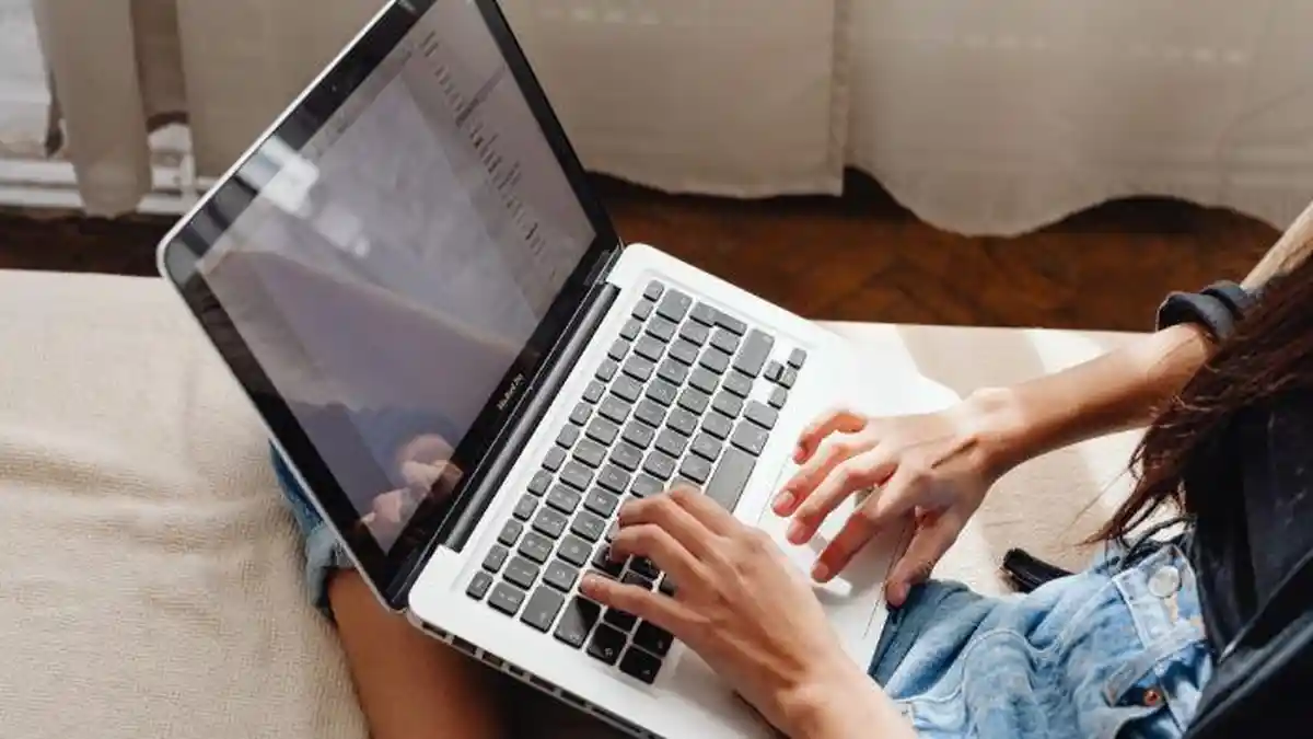 5 Prompt Edit Foto Studio Duduk di Sofa hingga Model Majalah Pakai Gemini AI, Berikut Tutorialnya