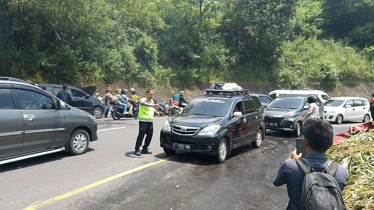 Polisi Tasikmalaya Kota Bersihkan Puing Bekas Laka Semalam, Arus Lalin Gentong Sempat Mengular