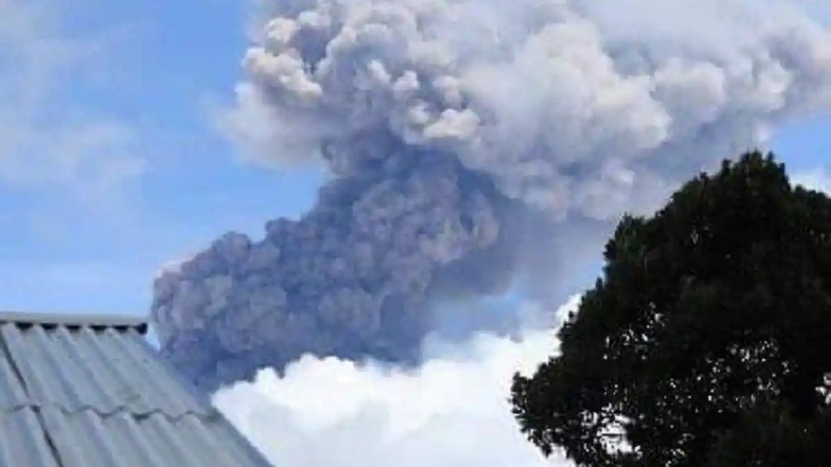 Material Abu Vulkanik Gunung Marapi Terbawa Angin hingga Bandara Internasional Minangkabau