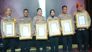 Bhabinkamtibmas-Polsek-Lainea-terima-penghargaan-Hoegeng-Award-di-Jakarta.jpg