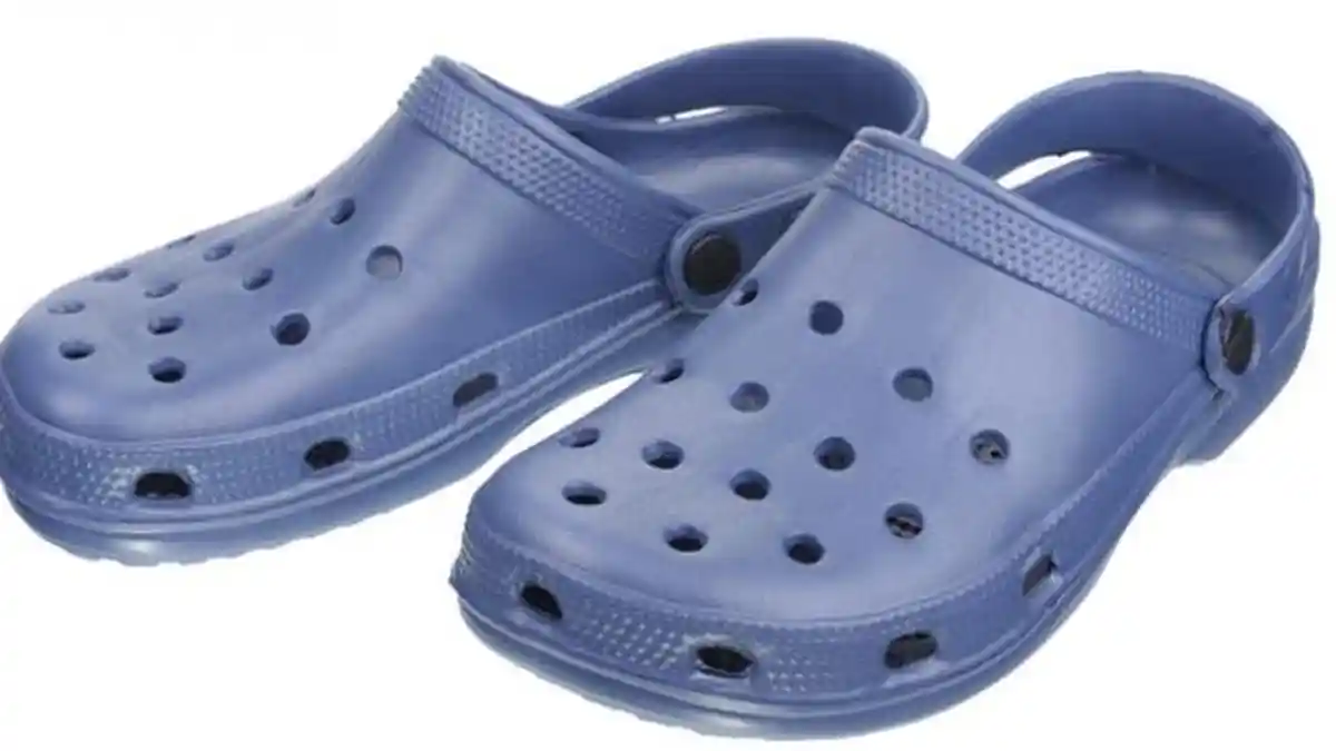 Suka Pakai Sepatu Sandal Crocs? Waspadai Ini!