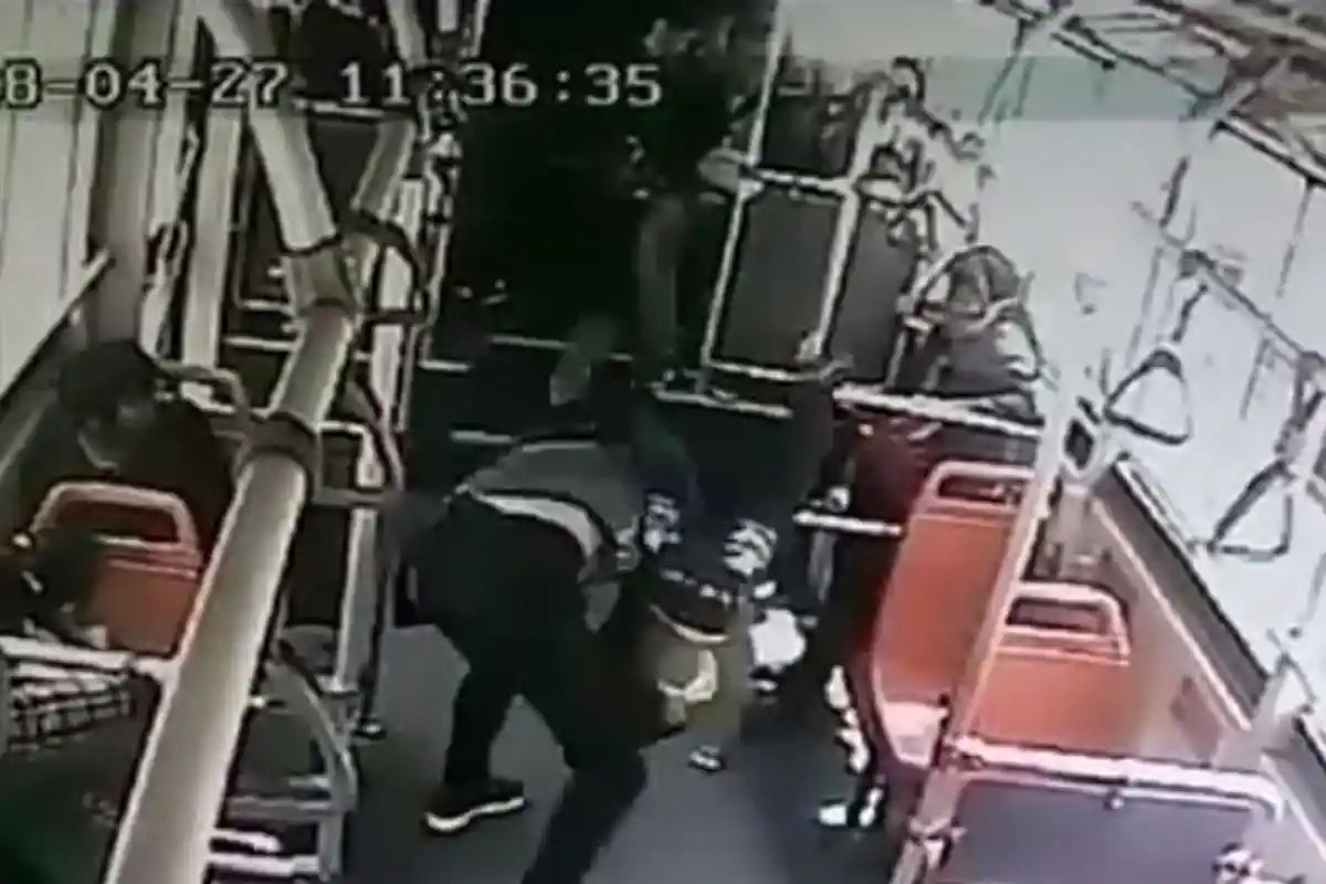 Viral Video Pria Banting dan Injak Anak Kecil di Bus, Penyebabnya Bikin Netizen Terpecah Jadi 3 Kubu