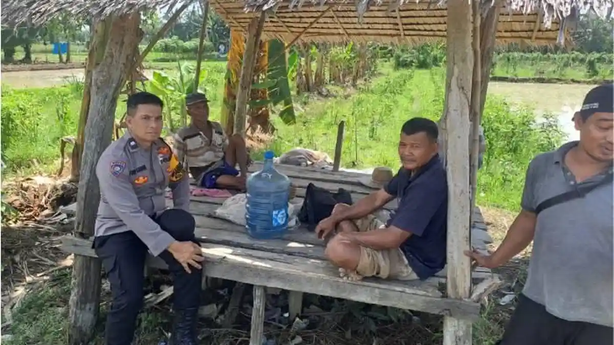Polri Turun ke Sawah: Bhabinkamtibmas Stabat Ajak Warga Mandiri Pangan