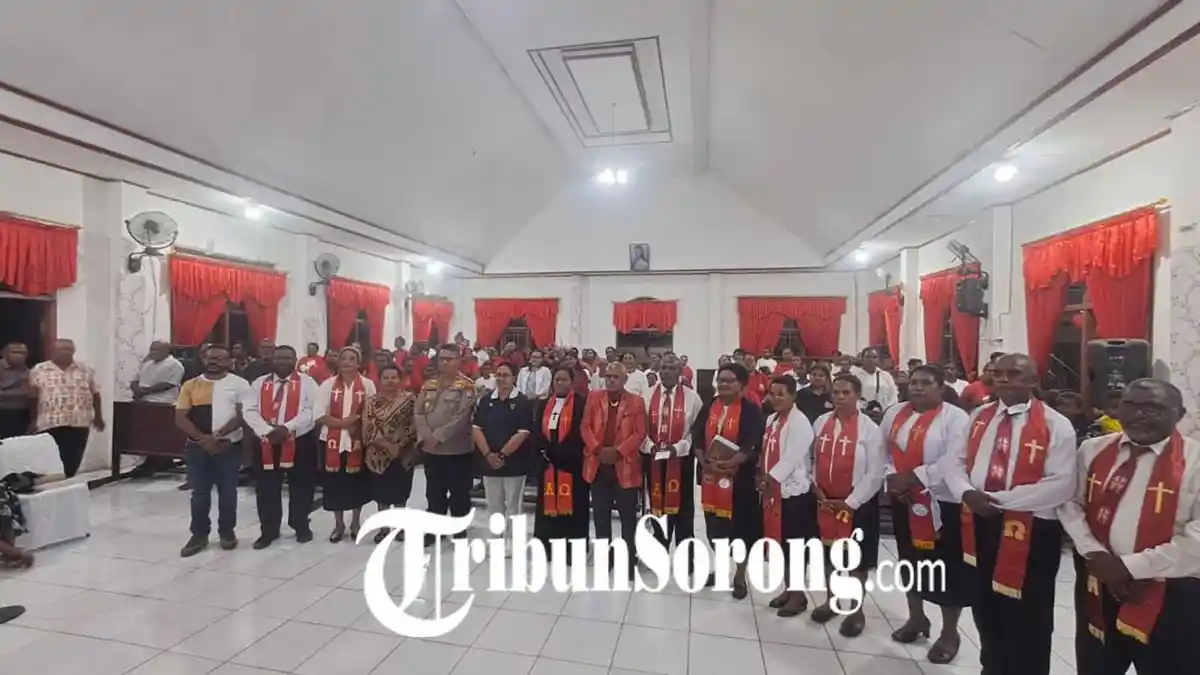 Perayaan HUT Ke-54 GKI Marthen Luther Wermit, Bupati Sorong Selatan Serahkan Bantuan Ini