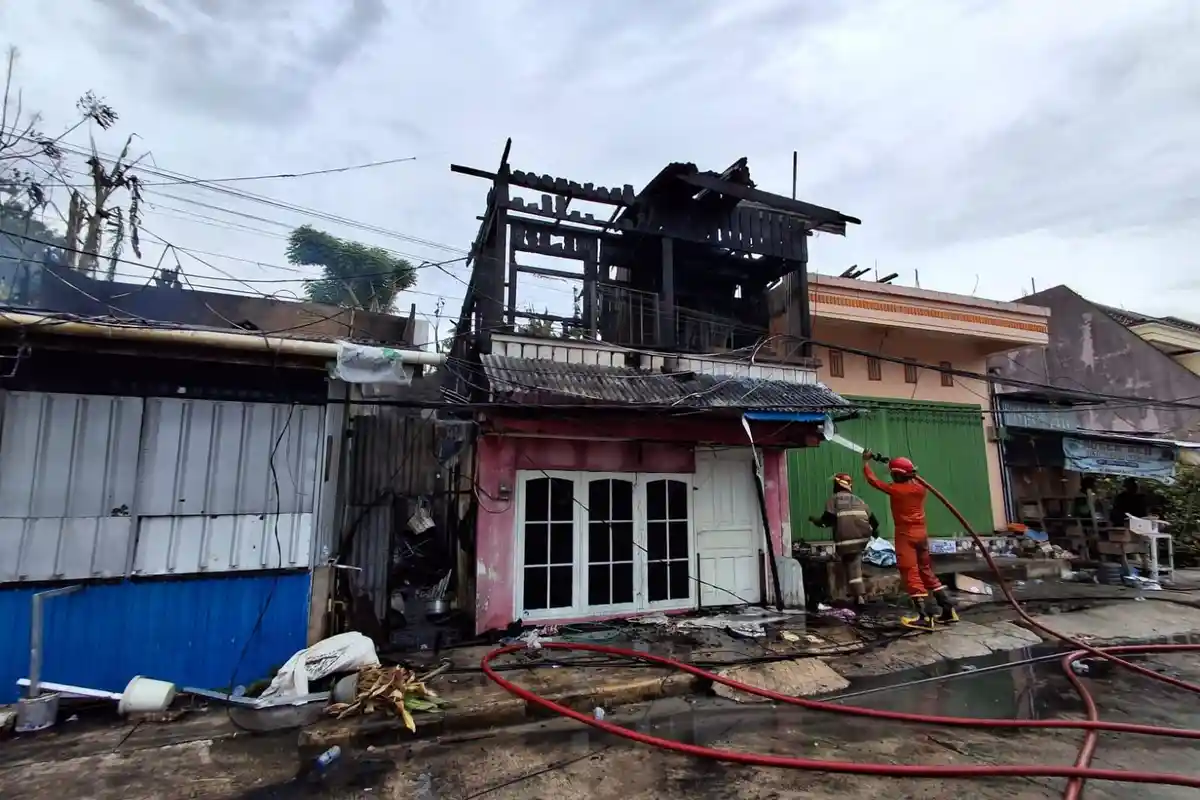 3 Rumah di Tarakan Terbakar, Damkar Butuh Dua Jam Pendinginan, Pemadam Libur Ikut Dikerahkan 