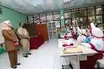 ilustrasi-suasana-ptm-100-persen-yang-terselenggara-di-sejumlah-sekolah-dasar-sd.jpg