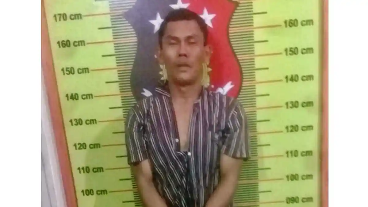 Pejambret Tas Penumpang Angkot di depan Pelabuhan Bandar Deli Terjatuh dan Dikeroyok Warga
