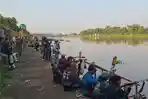 Suasana-warga-saat-menunggu-ikan-hasil-pladu-di-Kabupaten-Kediri-Selasa-1952026.jpg