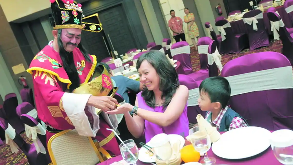 Semarak Malam Tahun Baru Imlek di Hotel, Dewa Rezeki Chai Sen Bagi-bagi Angpau