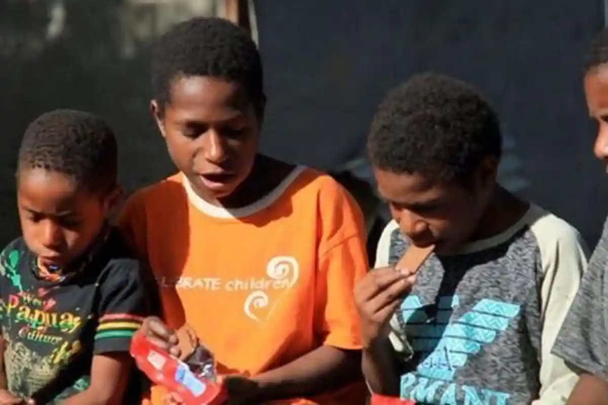 7 Kisah Inspiratif Guru, Lewati Medan di Pedalaman Papua hingga seorang Guru Tidur di Toilet Sekolah