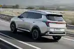 Unit-Kia-Carens-terbaru-melaju-di-jalan-tol-menghadirkan-kenyamanan-kabin.jpg
