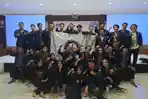 mahasiswa-yang-bergerak-untuk-menghimpun-bantuan-untuk-bencana-berfoto-bersama.jpg