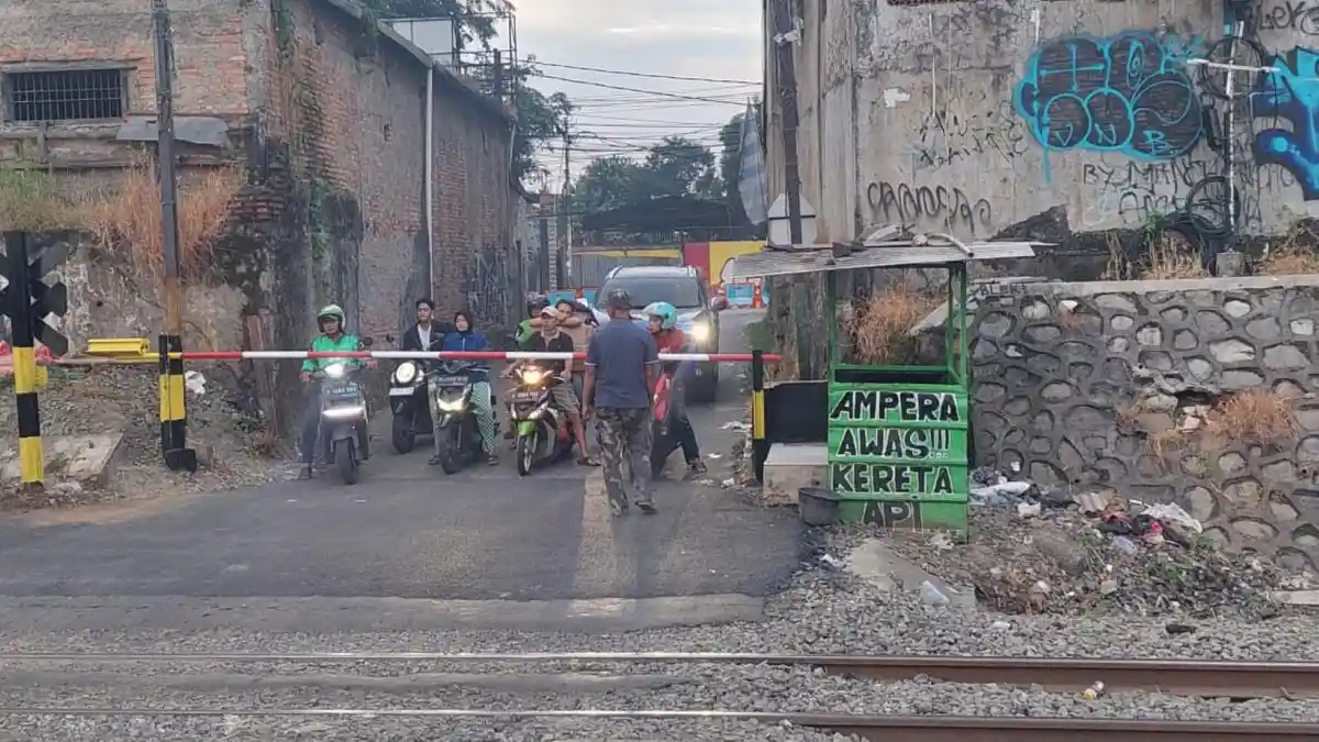 KAI Pasang Palang Sementara di Perlintasan KA Ampera Bekasi