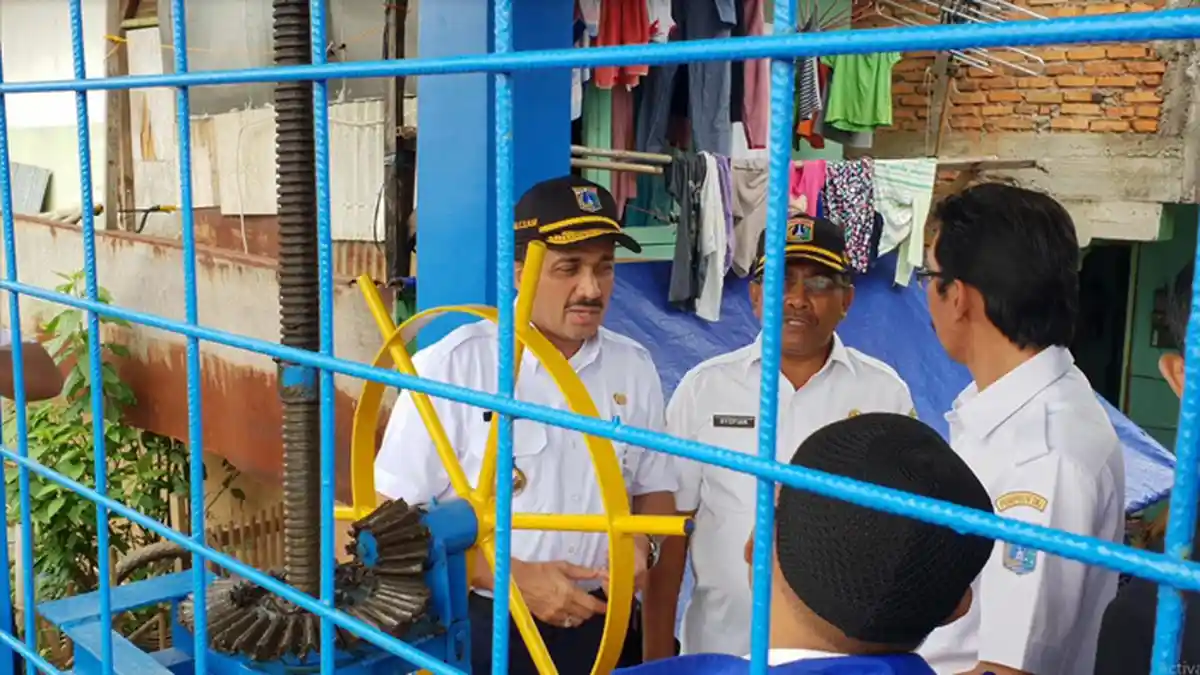 Antisipasi Banjir, Wali Kota Jakarta Timur Cek Rumah Pompa di Kampung Pulo