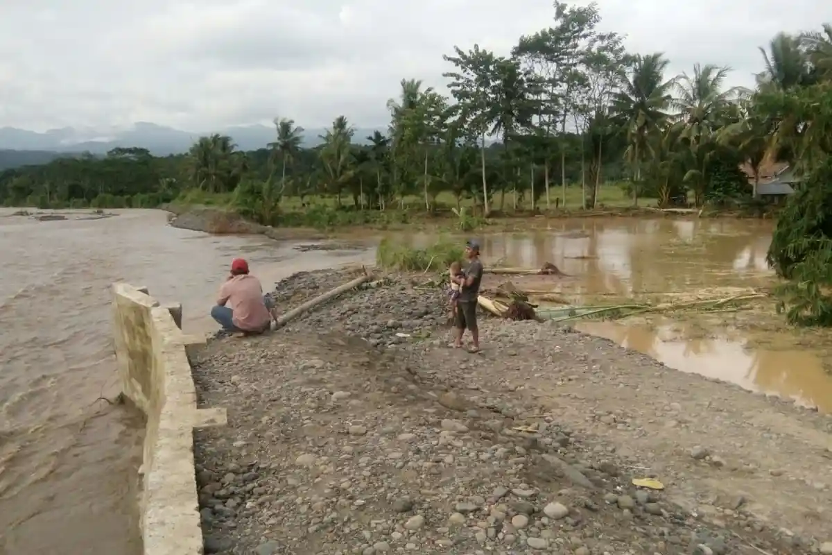Warga Pekon Banding dan Rajabasa Protes Tanggul Way Semomg Kerap Jebol