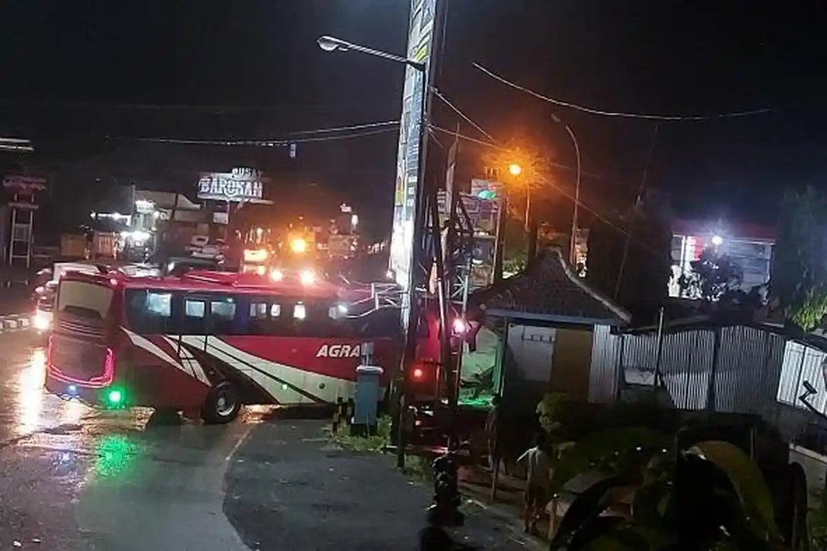 Bus Agra Mas Tabrak Pos Polisi di Proliman Tanjung Kudus, Sopir Diduga Tak Memperhatikan Jalan