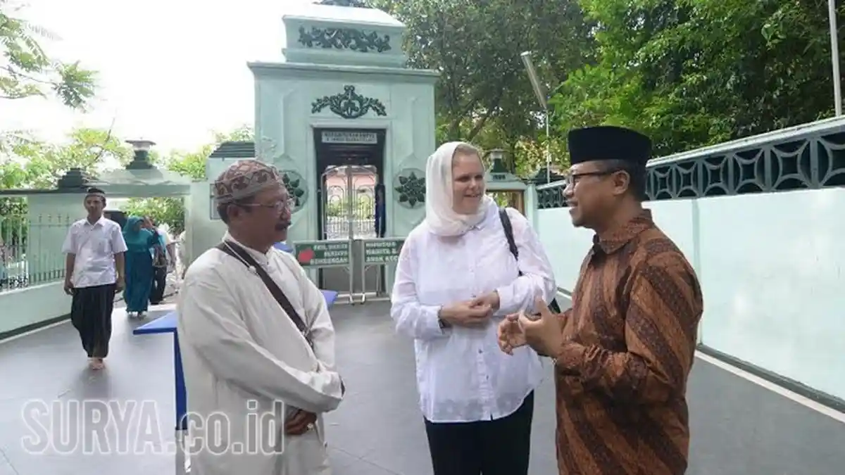 Peringati Thanksgiving Konjen AS di Surabaya Ziarah ke Makam Sunan Ampel