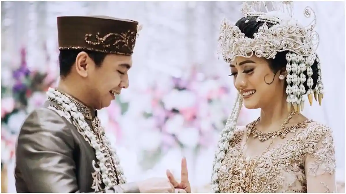 Video Akad Nikahnya Beredar, Cara Raditya Dika Cium Kening Annisa Azizah Jadi Sorotan