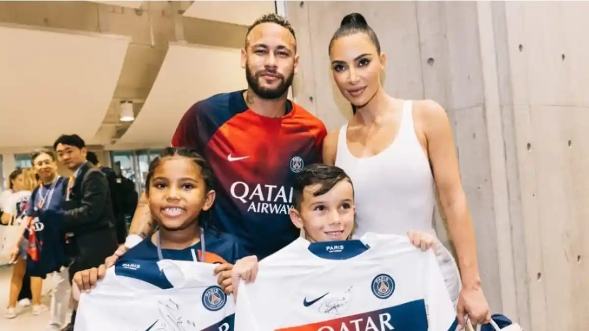 Momen Saint West Anak Kim Kardashian Girang Dapat Jersey dari Neymar