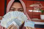 Keluarga-penerima-manfaat-KPM-menerima-Bantuan-Langsung-Tunai-Kesejahteraan-Rakyat.jpg