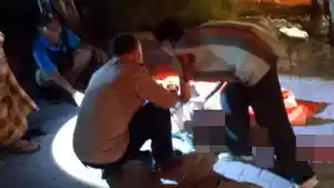 kecelakaan-maut-di-Gresik-motor-tabrak-truk-sebabkan-warga-lamongan-tewas.jpg