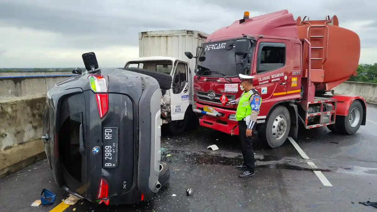 3 Kendaraan Terlibat Kecelakaan Beruntun di Tol Jombang-Mojokerto Polisi Ungkap Hasil Olah TKP