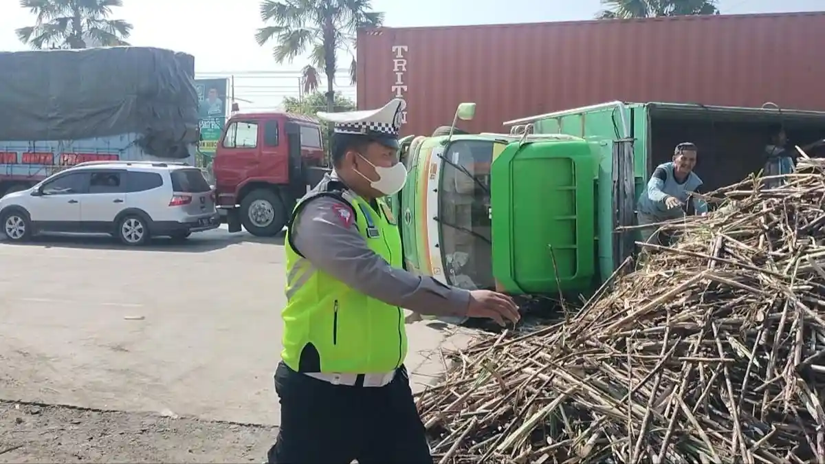 Truk Angkut Tebu Terguling di Jalan Lingkar Kudus, Sempat Bikin Kemacetan Hingga 20 Meter