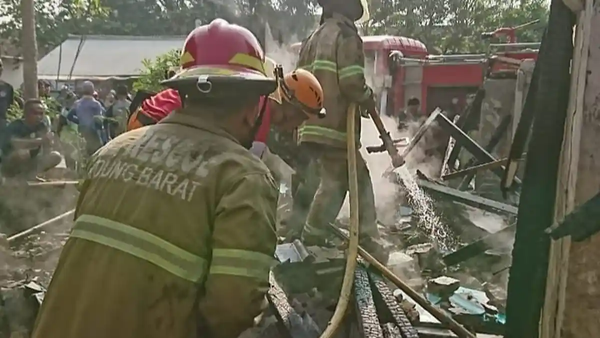 Pom Bensin Mini Meledak, Satu Rumah di Cipatat KBB Terbakar dan Ambruk