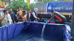 Gubernur-Jawa-Timur-Khofifah-Indar-Parawansa-menyalurkan-bantuan-untuk-mengatasi-kekeringan.jpg