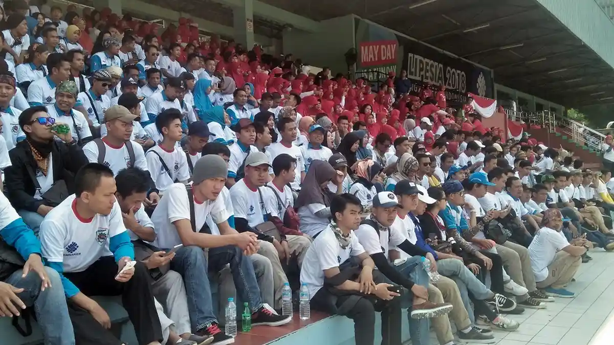 Ratusan Buruh Ramaikan GOR Soemantri Brojonegoro