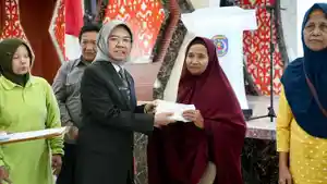 20250103_Sekda-Bontang-Aji-Erlinawati-menyerahkan-bantuan-sosial.jpg