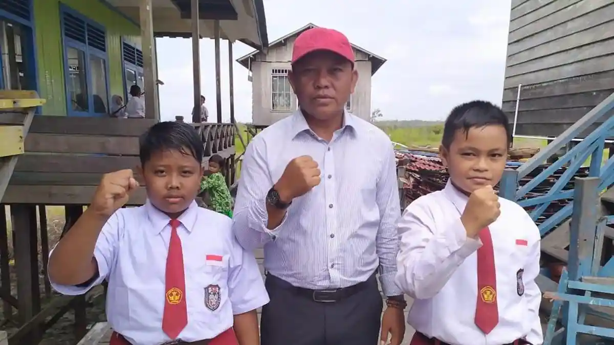 Kisah Guru Daerah di Kukar, Mengabdi di Kampung tanpa Daratan, Pernah Gaji Tertunda Sembilan Bulan