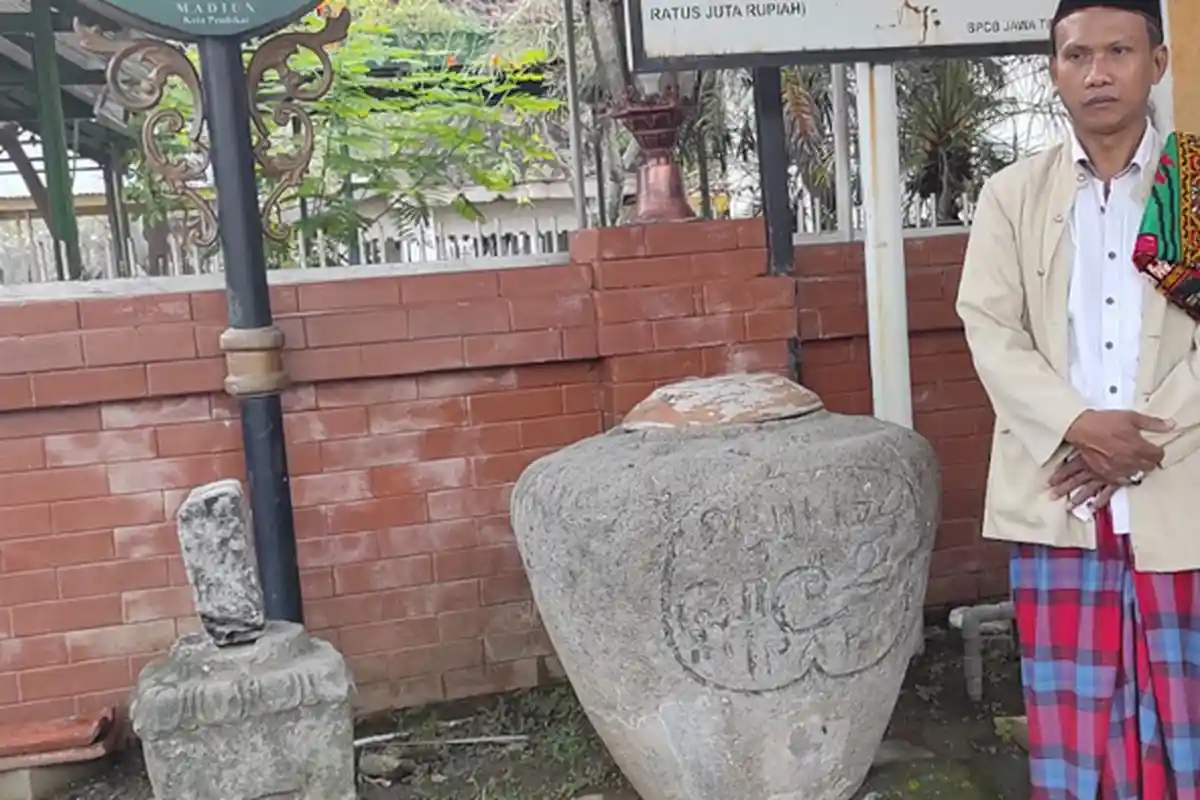 Masjid Kuncen Madiun, Didirikan Bupati Pertama hingga Keberadaan Tempayan Batu Berenkripsi Arab