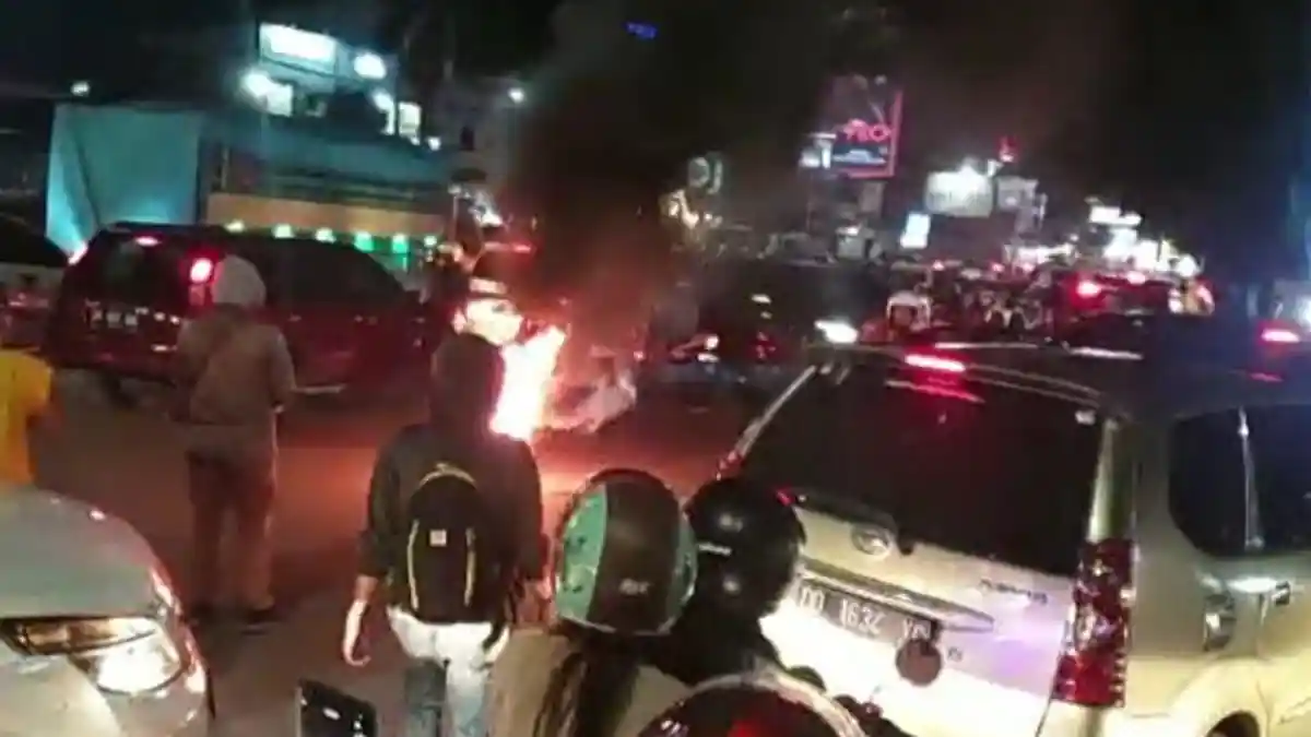 Tolak Kenaikan Harga BBM, Mahasiswa Makassar Demo dan Blokade Jalan Hingga Bakar Ban