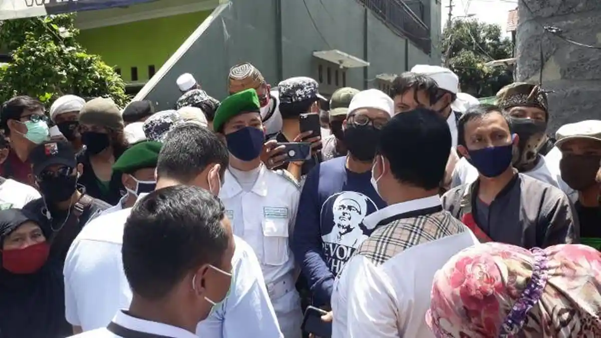 Polisi Diceramahi Warga Petamburan ketika Antar Surat Pemanggilan Kedua untuk Rizieq Shihab