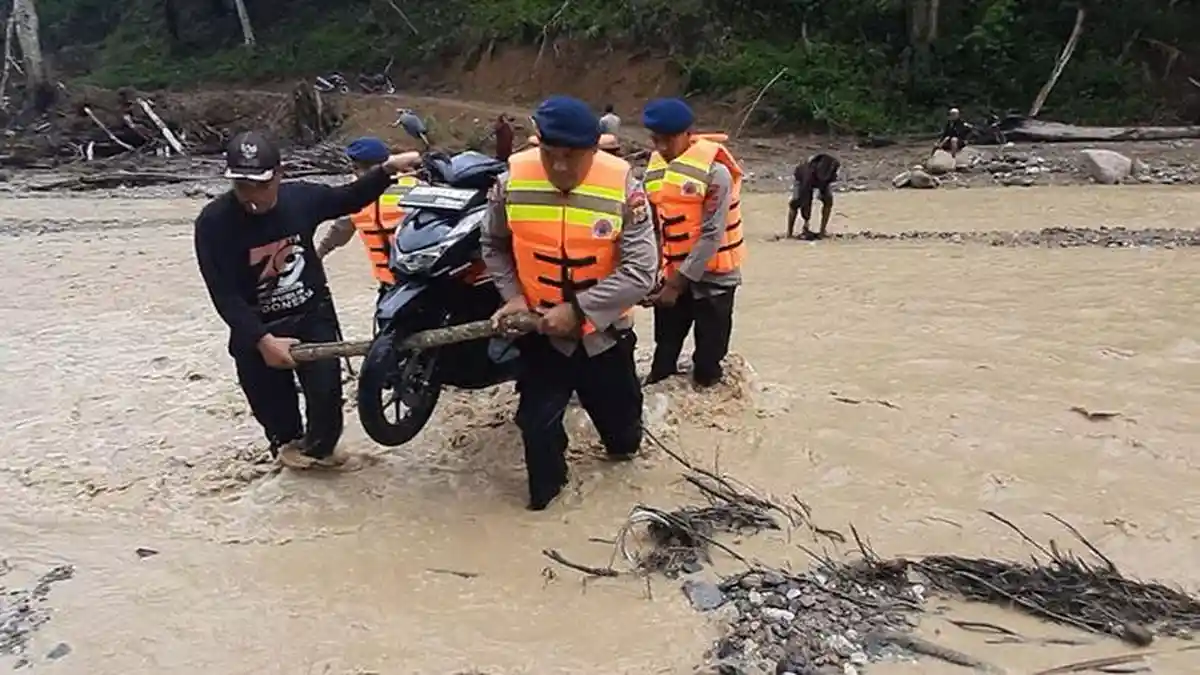 Jembatan Darurat Putus Dihantam Banjir, Warga Badak Uken ‘Terkurung’
