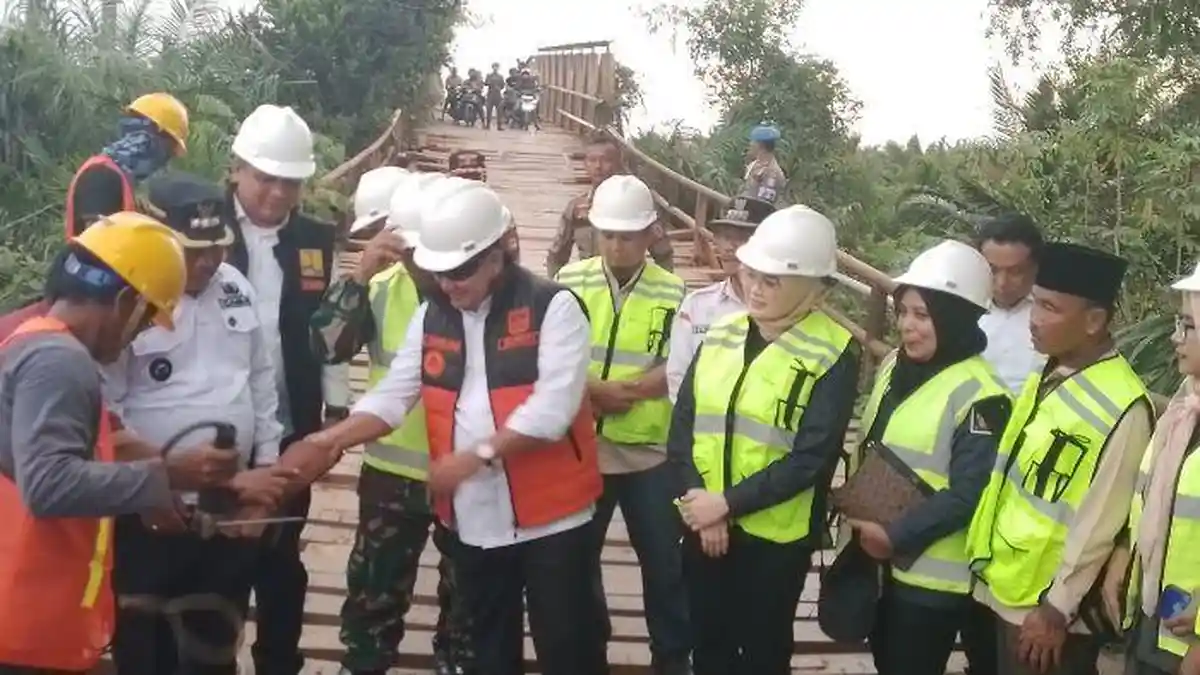 Jembatan Tanah Kering Banyuasin Mulai Diperbaiki, Kendaraan Hanya Bisa Melintas Malam Hari