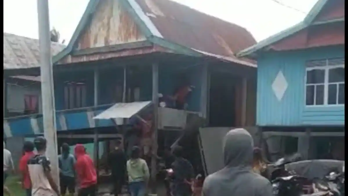 Gara-gara Beda Pilihan Saat Pilkades, 8 Rumah Dibongkar Paksa Massa: Rasakan!